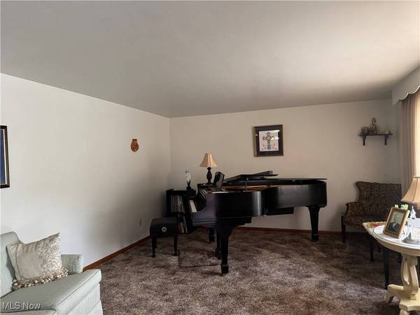 629 Tulip LN, Martins Ferry, OH 43935