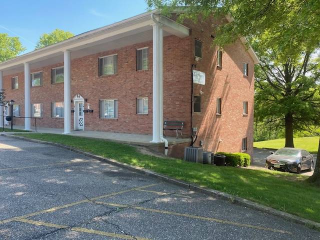 401 Tracy Ln #12, St Clairsville, OH 43950-1032