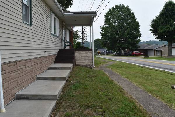 610 GlenDale Heights Rd, Glen Dale, WV 26041