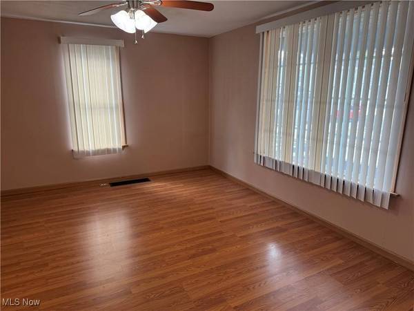 20 Locust AVE, Bridgeport, OH 43912