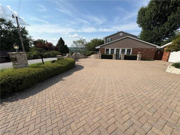 101 Debbie LN, St Clairsville, OH 43950