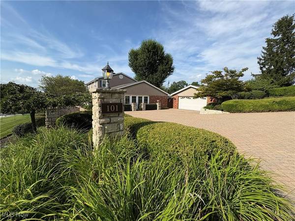 101 Debbie LN, St Clairsville, OH 43950