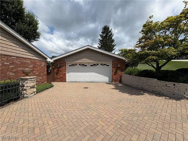 101 Debbie LN, St Clairsville, OH 43950