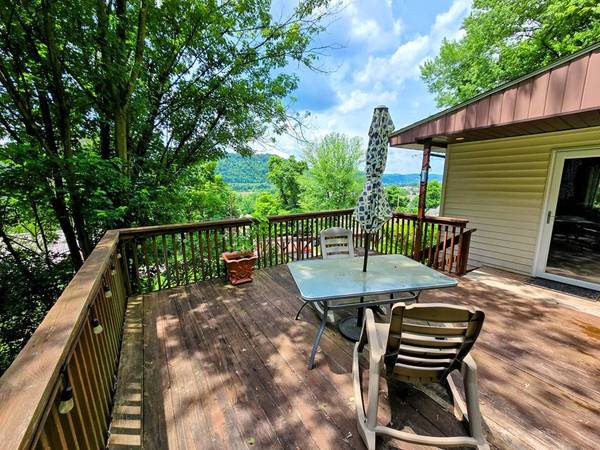 1334 Locust St, Mcmechen, WV 26040