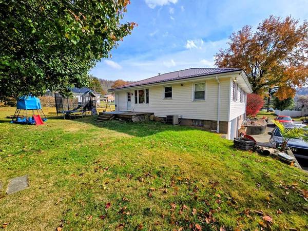 128 Fairview Dr, New Martinsville, WV 26155