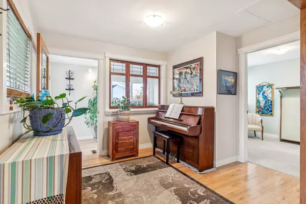 20251208-8620 46 Ave NW-2_sm