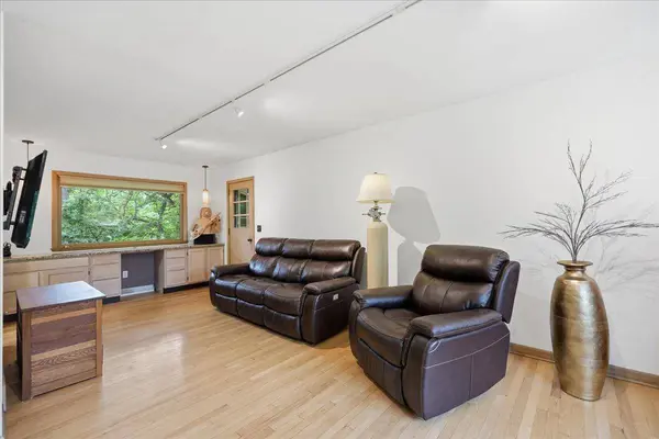 6105 Queens Way, Monona, WI 53716