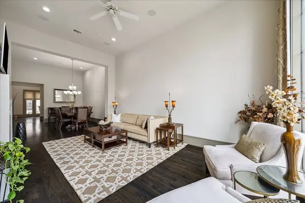 1416 Lake Pointe Pkwy, Sugar Land, TX 77478