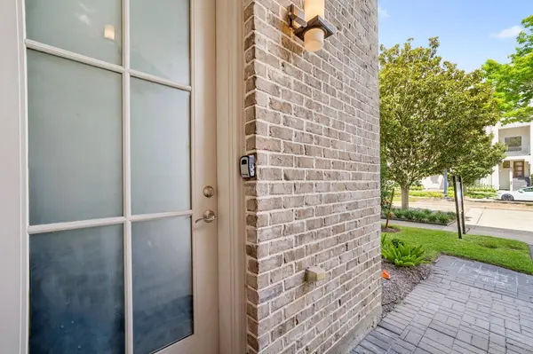 1416 Lake Pointe Pkwy, Sugar Land, TX 77478