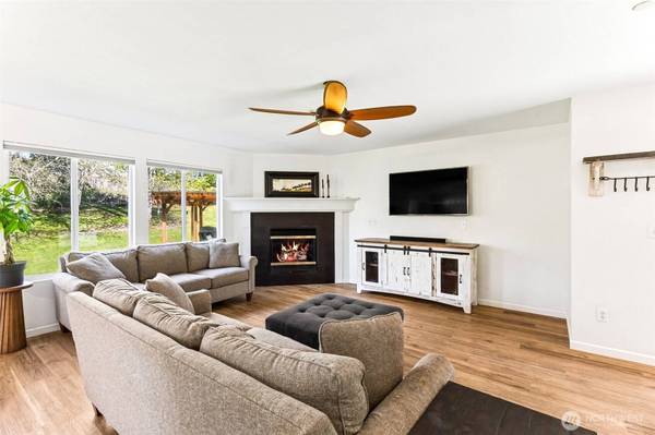 2402 Meyer ST, Dupont, WA 98327