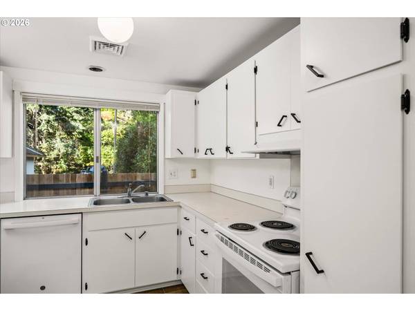 3437 STOREY BLVD, Eugene, OR 97405