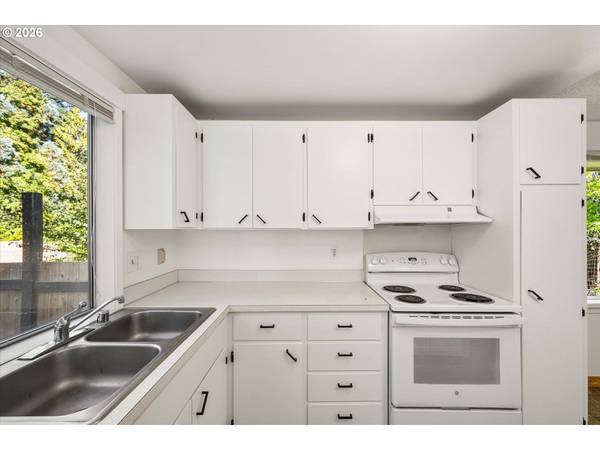 3437 STOREY BLVD, Eugene, OR 97405