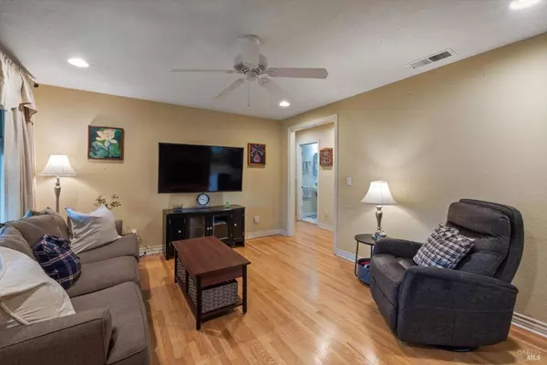 821 Camellia WAY, Vacaville, CA 95688