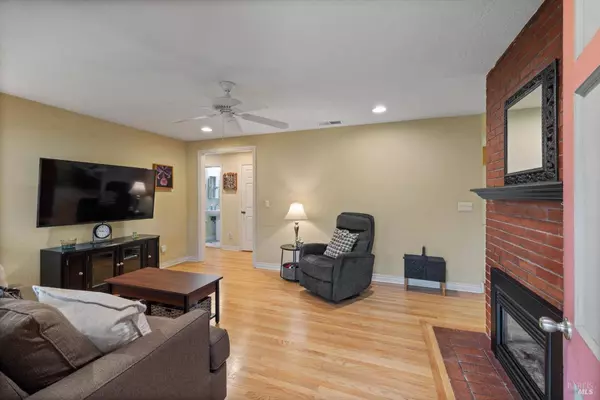 821 Camellia WAY, Vacaville, CA 95688