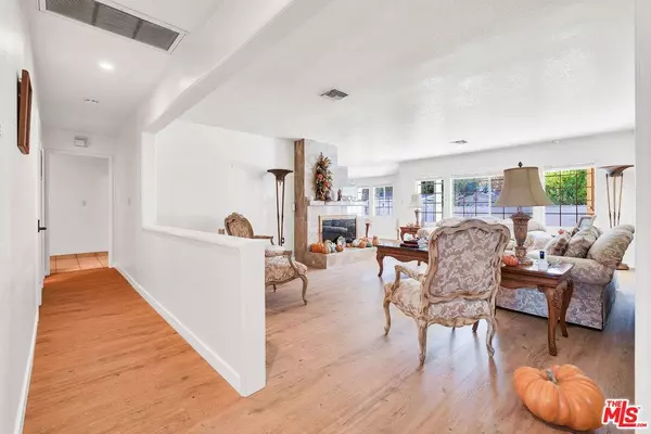 7121 Arizona Ave, Los Angeles, CA 90045