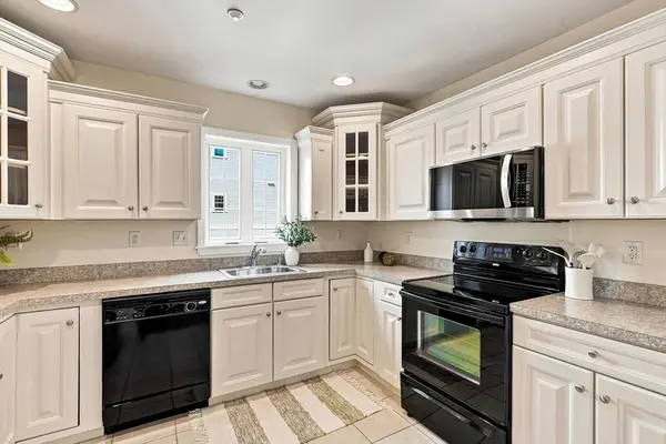 2201 Briarwood Vlg #2201, Clinton, MA 01510