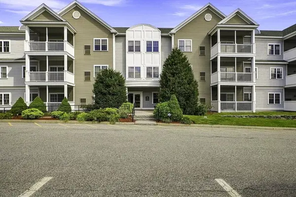 2201 Briarwood Vlg #2201, Clinton, MA 01510