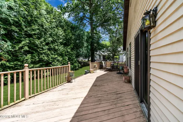 4 Hampton Dr, Marlboro, NJ 07746-1774