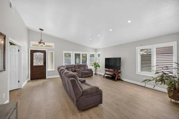 9144 Old Creek DR, Elk Grove, CA 95758