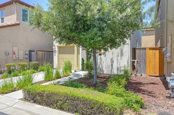 9913 Del Surf LN, Elk Grove, CA 95757