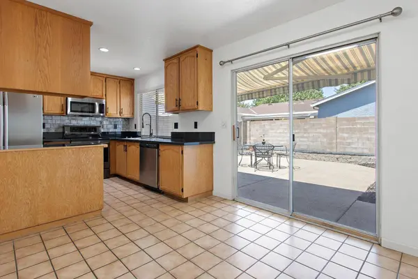 7313 Sunshire LN, Sacramento, CA 95828