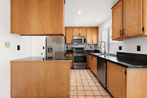 7313 Sunshire LN, Sacramento, CA 95828