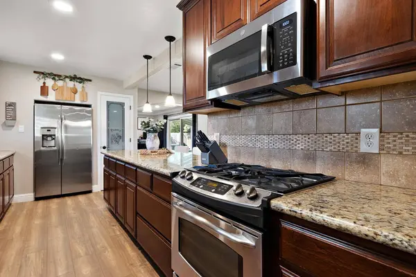 1391 Los Padres WAY, Sacramento, CA 95831