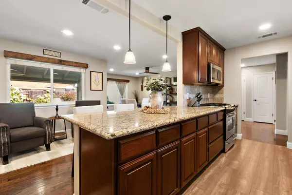 1391 Los Padres WAY, Sacramento, CA 95831
