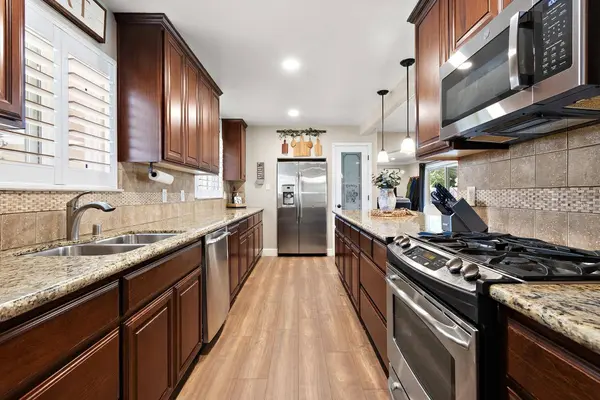 1391 Los Padres WAY, Sacramento, CA 95831