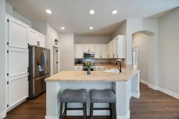 180 Cafaro CIR, Sacramento, CA 95834