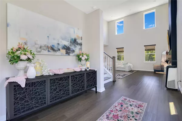 9187 WAVERLY WALK DR, Orlando, FL 32817