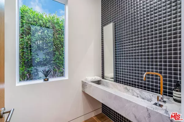 721 N Vista St, Los Angeles, CA 90046