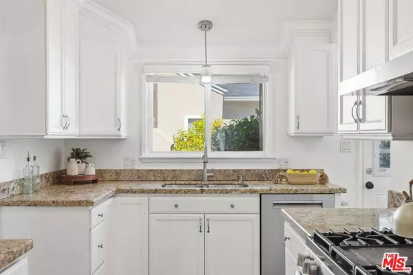 8136 Holy Cross Pl, Los Angeles, CA 90045