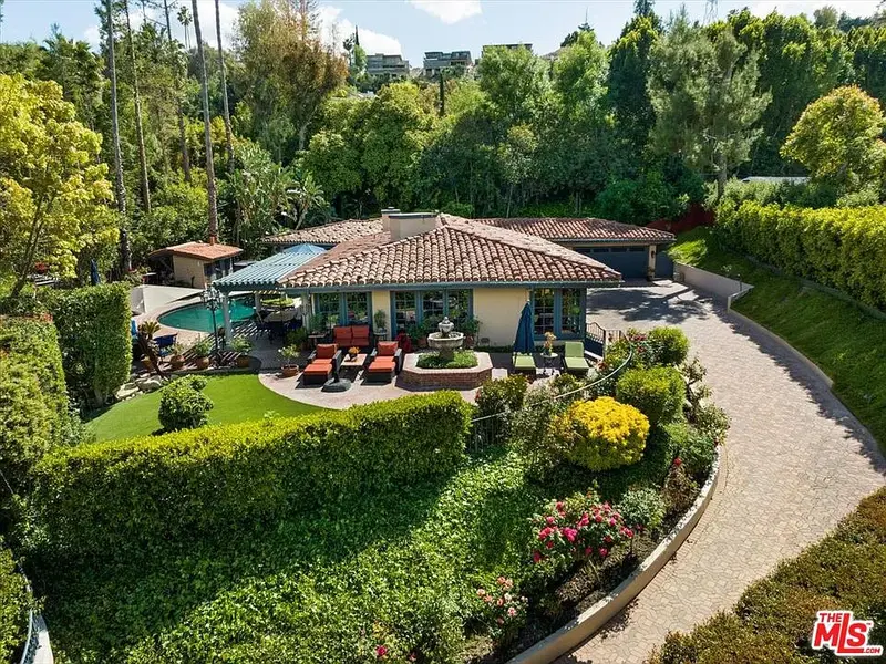 4933 Amigo Avenue, Los Angeles, CA 91356