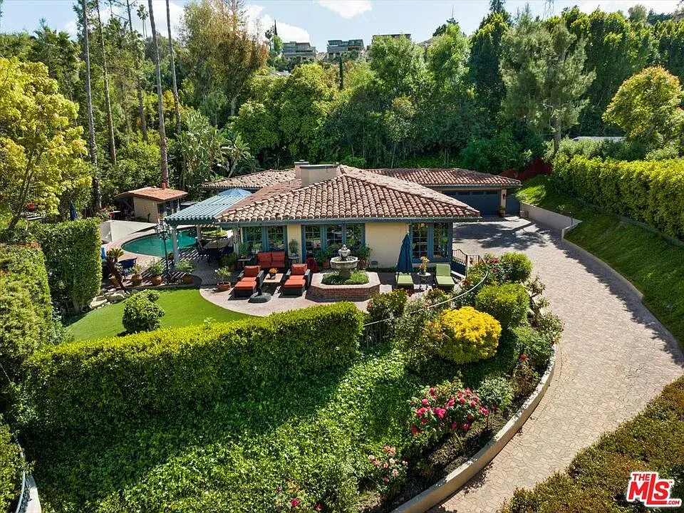 4933 Amigo Avenue, Los Angeles, CA 91356