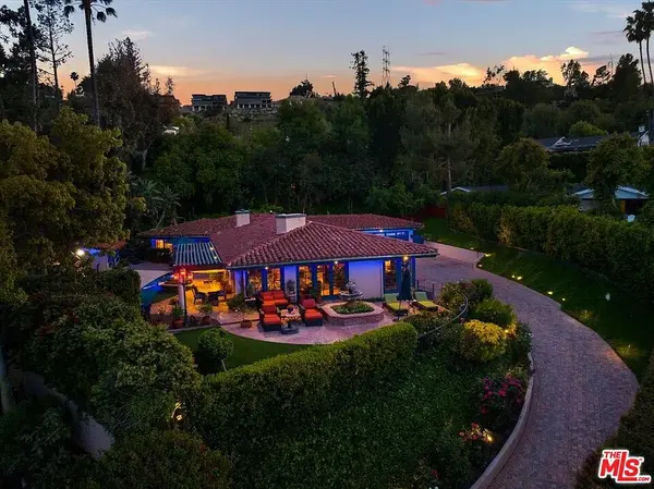 4933 Amigo Avenue, Los Angeles, CA 91356