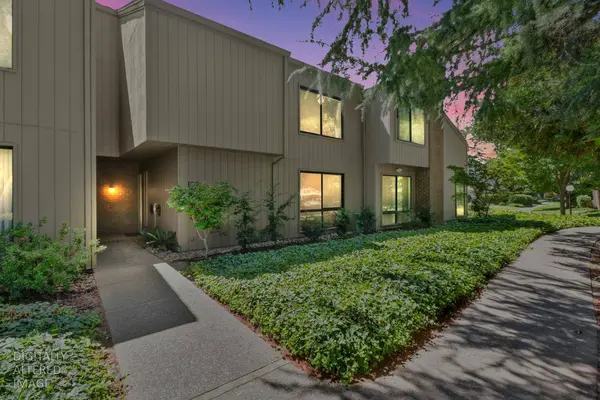 1036 Vanderbilt WAY