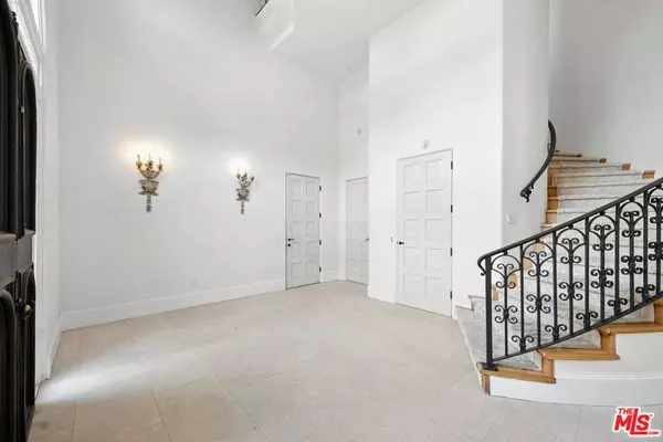 1675 Woods DR, Los Angeles, CA 90069