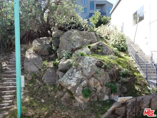 2925 N Park Center Dr, Los Angeles, CA 90068