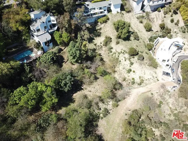 3905 N Hopevale Dr, Sherman Oaks, CA 91403