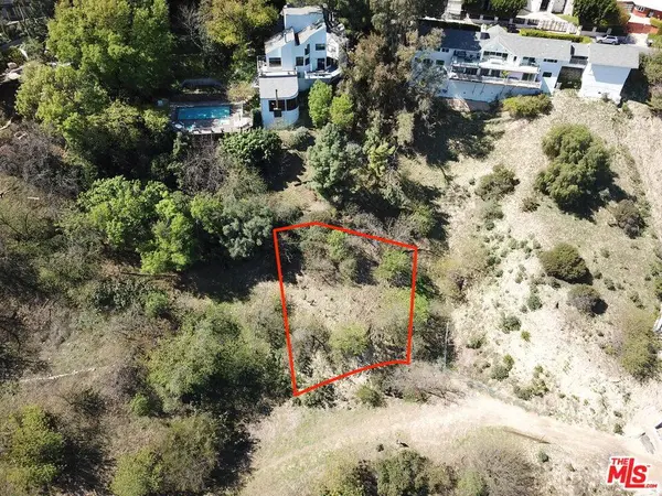 3905 N Hopevale Dr, Sherman Oaks, CA 91403