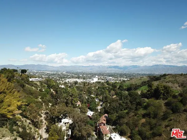 3895 N Hopevale Dr, Sherman Oaks, CA 91403