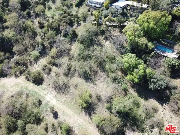 3895 N Hopevale Dr, Sherman Oaks, CA 91403