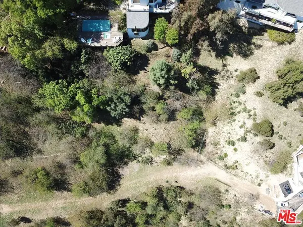 3905 N Hopevale Dr, Sherman Oaks, CA 91403