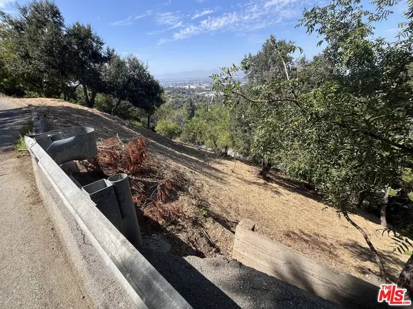 7247 W Sunnydip Trl, Los Angeles, CA 90068