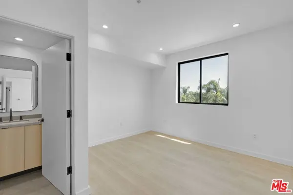 1825 N New Hampshire Ave #203, Los Angeles, CA 90027