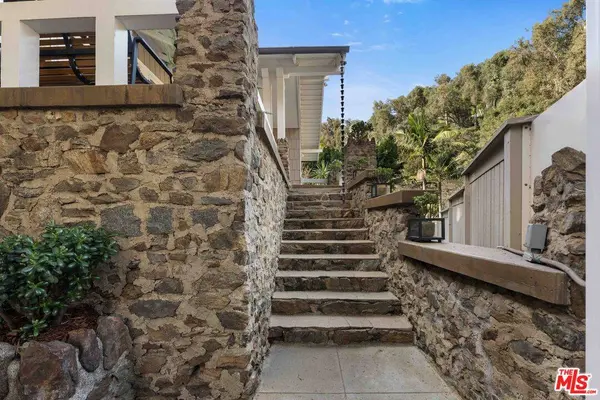 8050 Jovenita Canyon Dr, Los Angeles, CA 90046