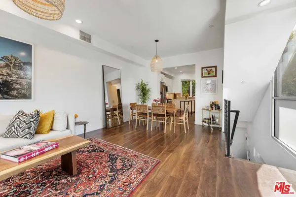 6024 W Beachwood Ln, Los Angeles, CA 90038