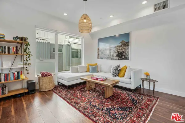 6024 W Beachwood Ln, Los Angeles, CA 90038