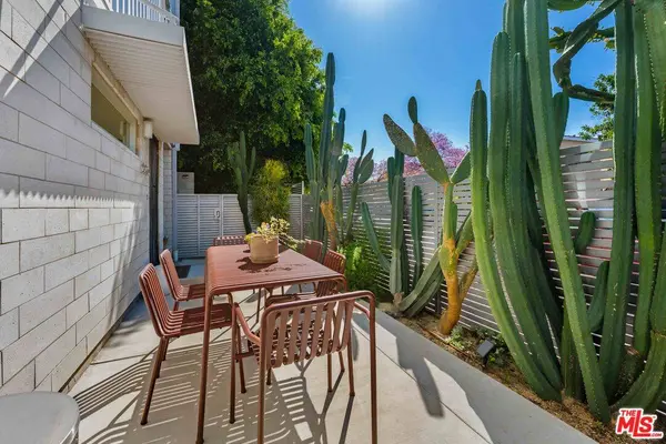 6024 W Beachwood Ln, Los Angeles, CA 90038
